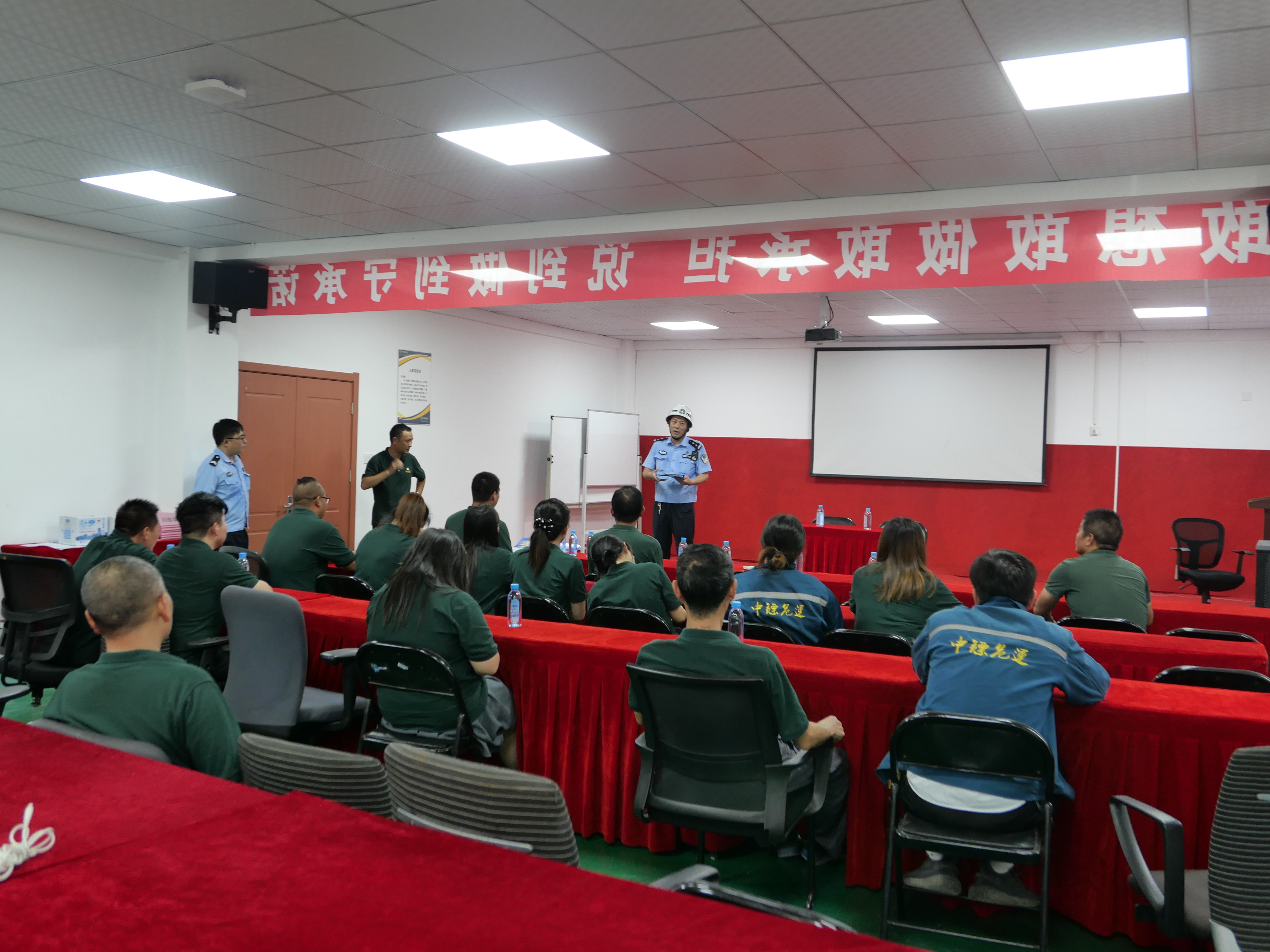 警企携手 反诈同行｜新寺派出所进中镖集团开展反诈宣传 携手共筑“防骗墙”