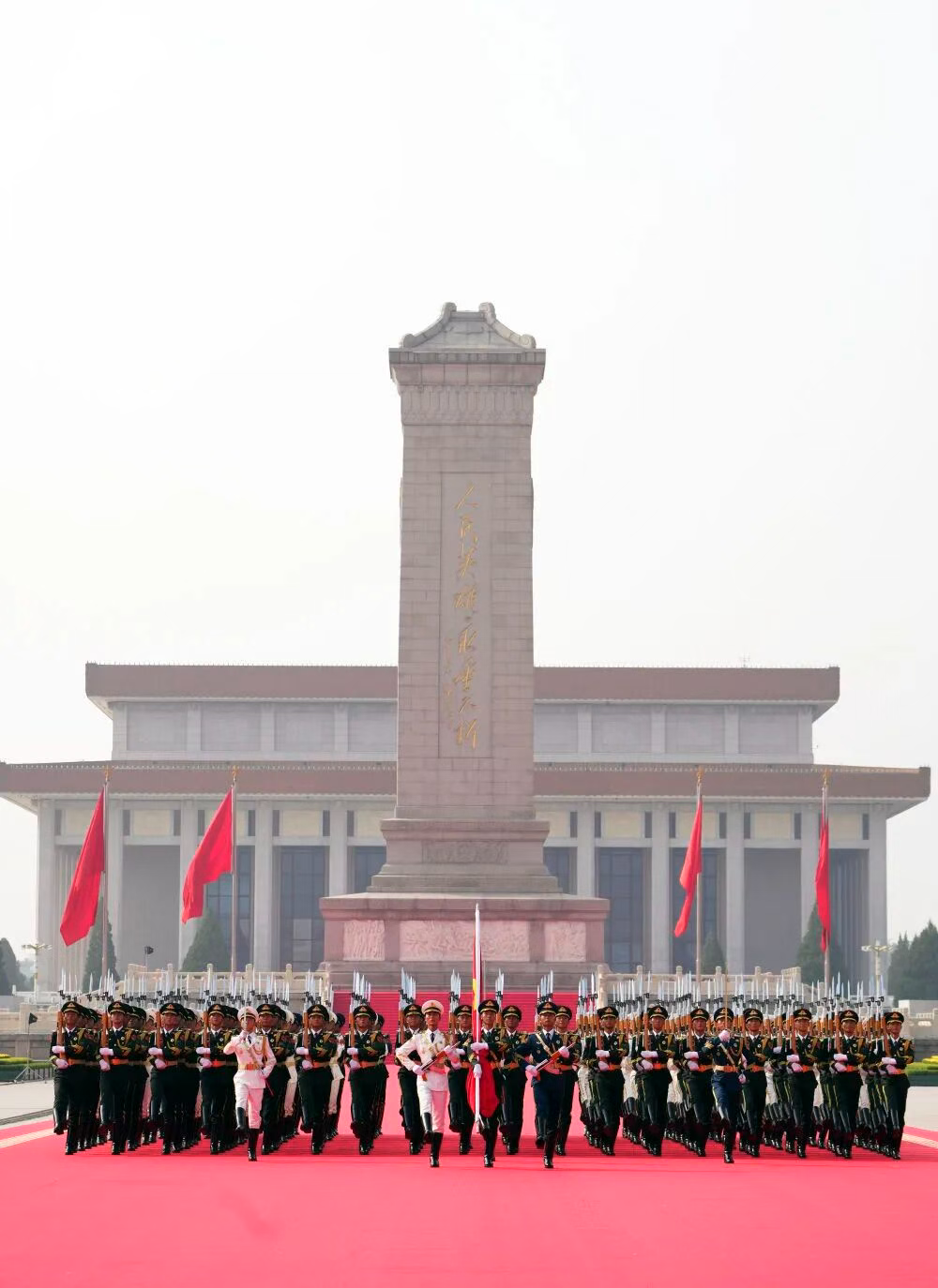 观阅兵、忆初心、担使命|中镖集团新银豪党支部观影纪实
